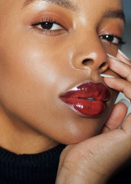 Emphasis on lips - autumn makeup trends